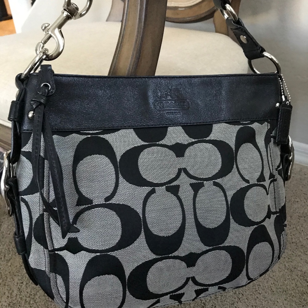 Zoe Hobo Signature COACH Purse / Bag